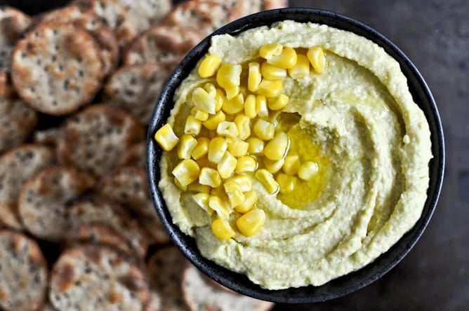 Sweet Corn + Roasted Jalapeño Hummus I howsweeteats.com Sweet Corn + Roasted Jalapeño Hummus I howsweeteats.com