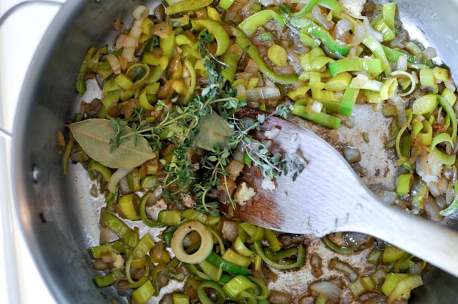 Fresh New England Clam Chowder with Brown Butter Garlic Croutons I howsweeteats.com Fresh New England Clam Chowder with Brown Butter Garlic Croutons I howsweeteats.com