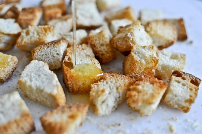 Fresh New England Clam Chowder with Brown Butter Garlic Croutons I howsweeteats.com Fresh New England Clam Chowder with Brown Butter Garlic Croutons I howsweeteats.com