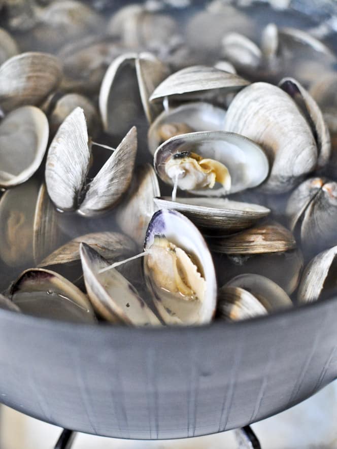 Fresh New England Clam Chowder with Brown Butter Garlic Croutons I howsweeteats.com Fresh New England Clam Chowder with Brown Butter Garlic Croutons I howsweeteats.com