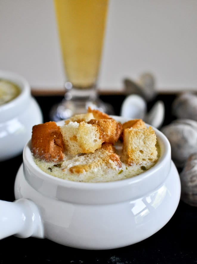 Fresh New England Clam Chowder with Brown Butter Garlic Croutons I howsweeteats.com Fresh New England Clam Chowder with Brown Butter Garlic Croutons I howsweeteats.com