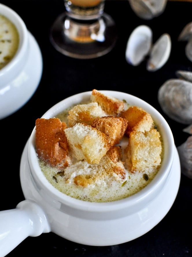 Fresh New England Clam Chowder with Brown Butter Garlic Croutons I howsweeteats.com Fresh New England Clam Chowder with Brown Butter Garlic Croutons I howsweeteats.com