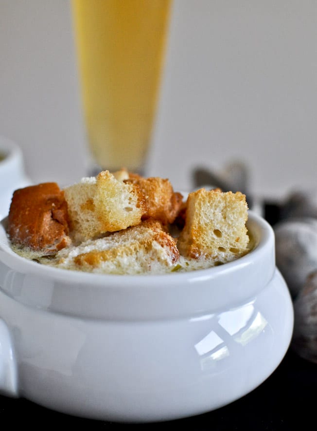 Fresh New England Clam Chowder with Brown Butter Garlic Croutons I howsweeteats.com Fresh New England Clam Chowder with Brown Butter Garlic Croutons I howsweeteats.com