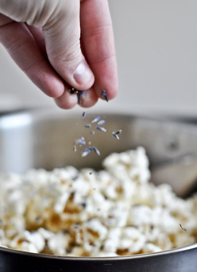 White Chocolate Lavender Vanilla Popcorn I howsweeteats.com White Chocolate Lavender Vanilla Popcorn I howsweeteats.com