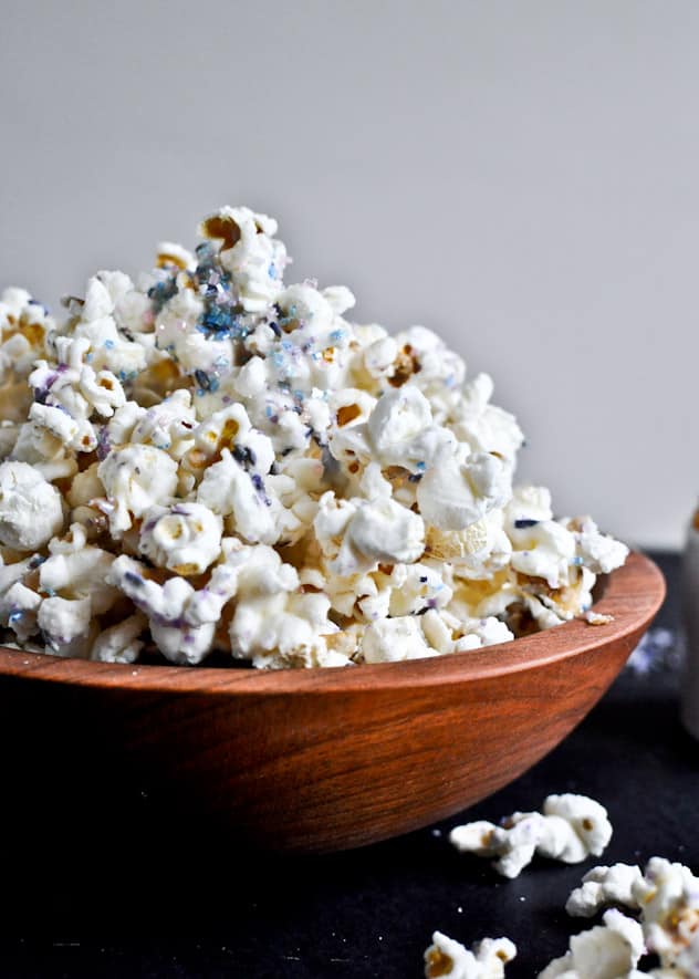 White Chocolate Lavender Vanilla Popcorn I howsweeteats.com White Chocolate Lavender Vanilla Popcorn I howsweeteats.com
