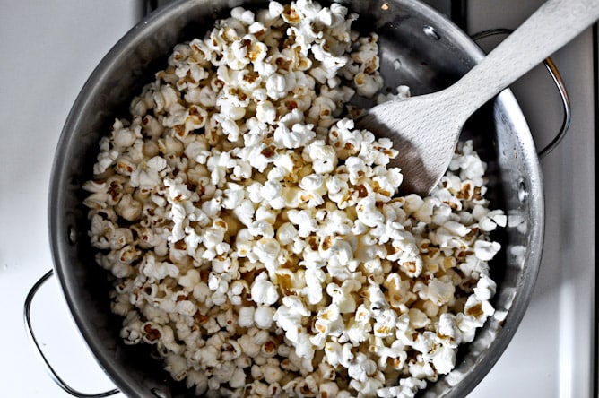 White Chocolate Lavender Vanilla Popcorn I howsweeteats.com White Chocolate Lavender Vanilla Popcorn I howsweeteats.com