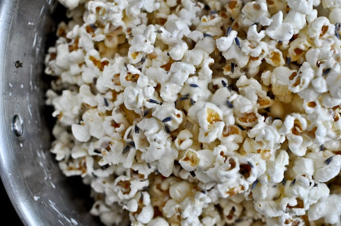 White Chocolate Lavender Vanilla Popcorn I howsweeteats.com White Chocolate Lavender Vanilla Popcorn I howsweeteats.com
