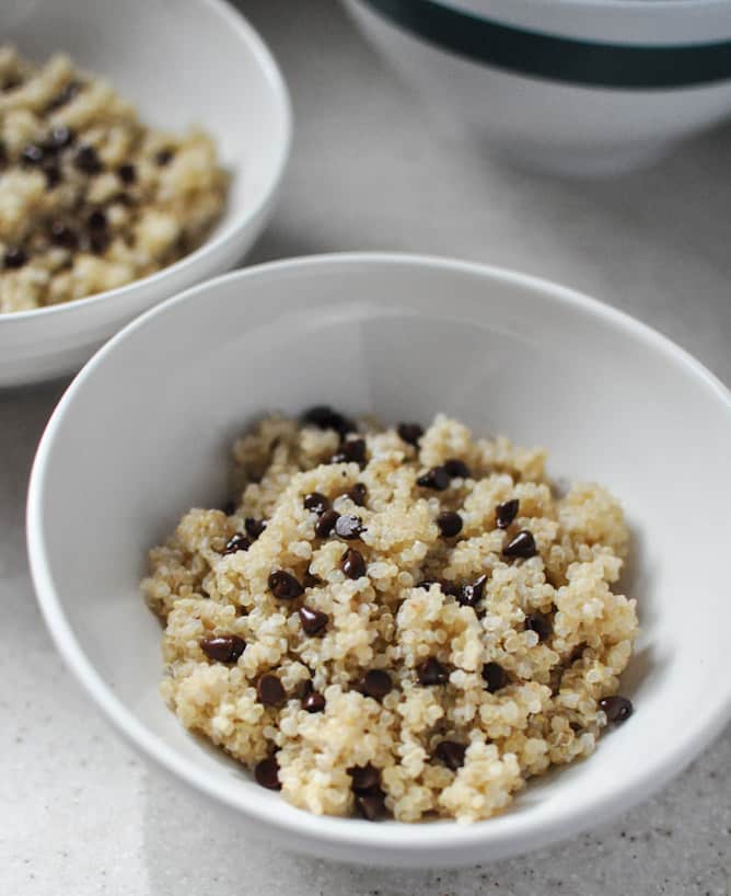 Chocolate Chip Blueberry Breakfast Quinoa I howsweeteats.com Chocolate Chip Blueberry Breakfast Quinoa I howsweeteats.com