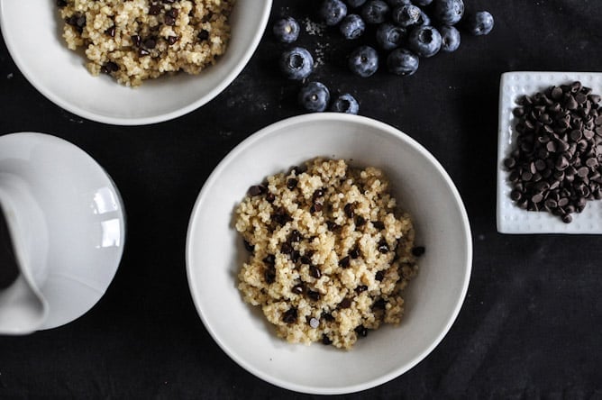 Chocolate Chip Blueberry Breakfast Quinoa I howsweeteats.com Chocolate Chip Blueberry Breakfast Quinoa I howsweeteats.com