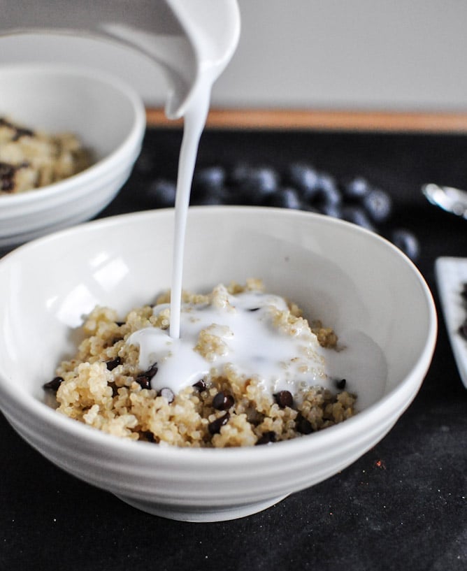 Chocolate Chip Blueberry Breakfast Quinoa I howsweeteats.com Chocolate Chip Blueberry Breakfast Quinoa I howsweeteats.com