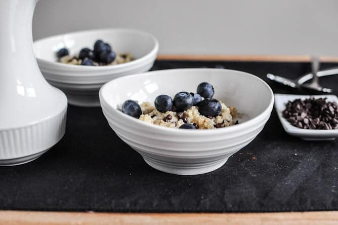 Chocolate Chip Blueberry Breakfast Quinoa I howsweeteats.com Chocolate Chip Blueberry Breakfast Quinoa I howsweeteats.com