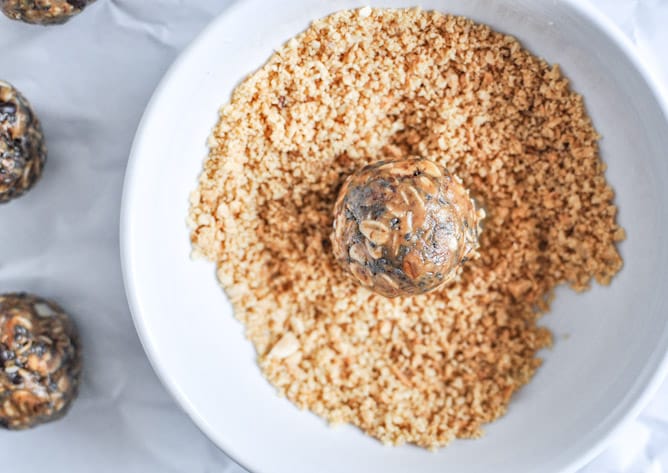 Healthy: Quick + Easy No Bake Oatmeal Peanut Butter Bites I howsweeteats.com Healthy: Quick + Easy No Bake Oatmeal Peanut Butter Bites I howsweeteats.com