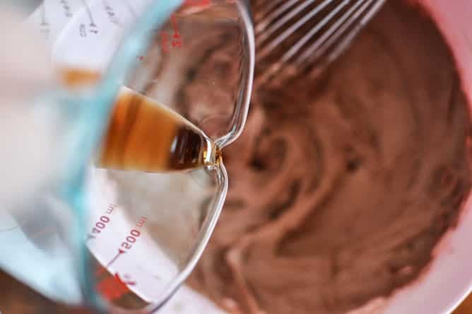 Kahlua and Cream Double Chocolate Chunk Cupcakes I howsweeteats.com Kahlua and Cream Double Chocolate Chunk Cupcakes I howsweeteats.com