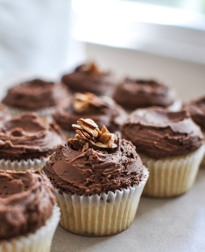 Sugared Toasted Almond Cupcakes with Chocolate Frosting I howsweeteats.com Sugared Toasted Almond Cupcakes with Chocolate Frosting I howsweeteats.com