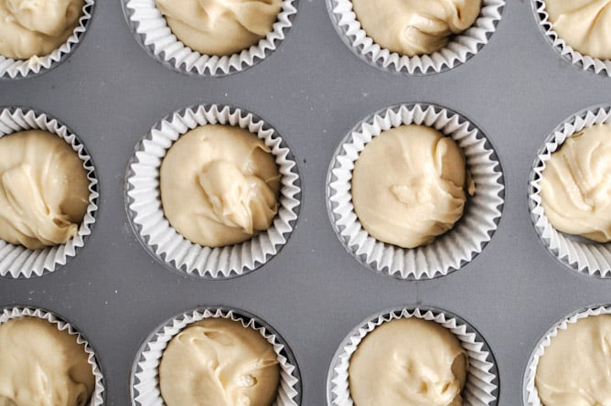 Sugared Toasted Almond Cupcakes with Chocolate Frosting I howsweeteats.com Sugared Toasted Almond Cupcakes with Chocolate Frosting I howsweeteats.com