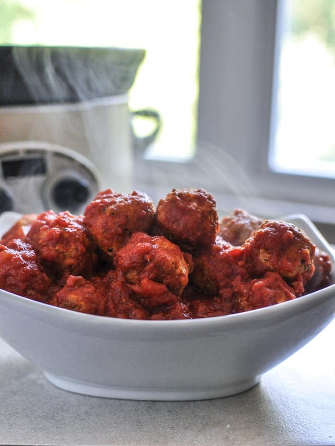 Healthy Crockpot Mini Turkey Meatballs I howsweeteats.com Healthy Crockpot Mini Turkey Meatballs I howsweeteats.com