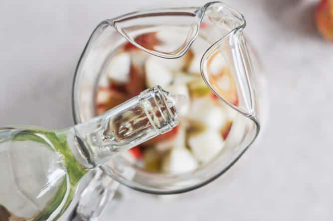 Apple Cider Sangria I howsweeteats.com Apple Cider Sangria I howsweeteats.com