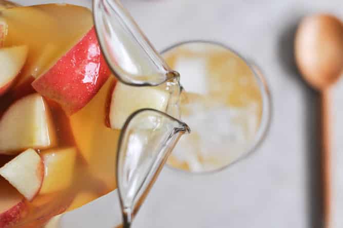 Apple Cider Sangria I howsweeteats.com Apple Cider Sangria I howsweeteats.com