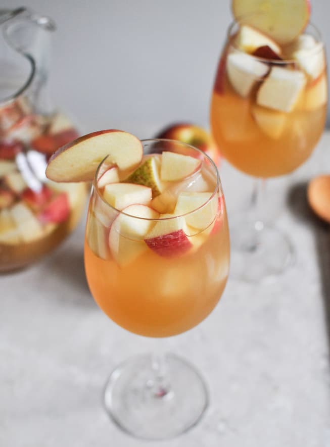 Apple Cider Sangria I howsweeteats.com Apple Cider Sangria I howsweeteats.com