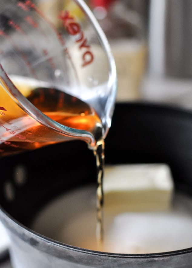 Vanilla Bourbon Caramel Apples I howsweeteats.com Vanilla Bourbon Caramel Apples I howsweeteats.com