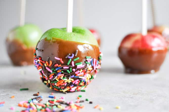 Vanilla Bourbon Caramel Apples I howsweeteats.com Vanilla Bourbon Caramel Apples I howsweeteats.com