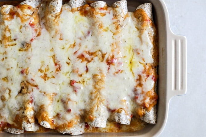 Lightened Up Chicken Enchiladas I howsweeteats.com Lightened Up Chicken Enchiladas I howsweeteats.com