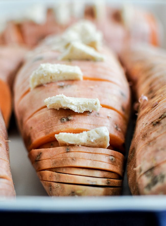 Cinnamon Sugar Hasselback Sweet Potatoes with Oatmeal Cookie Crumble I howsweeteats.com Cinnamon Sugar Hasselback Sweet Potatoes with Oatmeal Cookie Crumble I howsweeteats.com