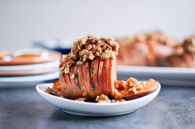 Cinnamon Sugar Hasselback Sweet Potatoes with Oatmeal Cookie Crumble I howsweeteats.com Cinnamon Sugar Hasselback Sweet Potatoes with Oatmeal Cookie Crumble I howsweeteats.com