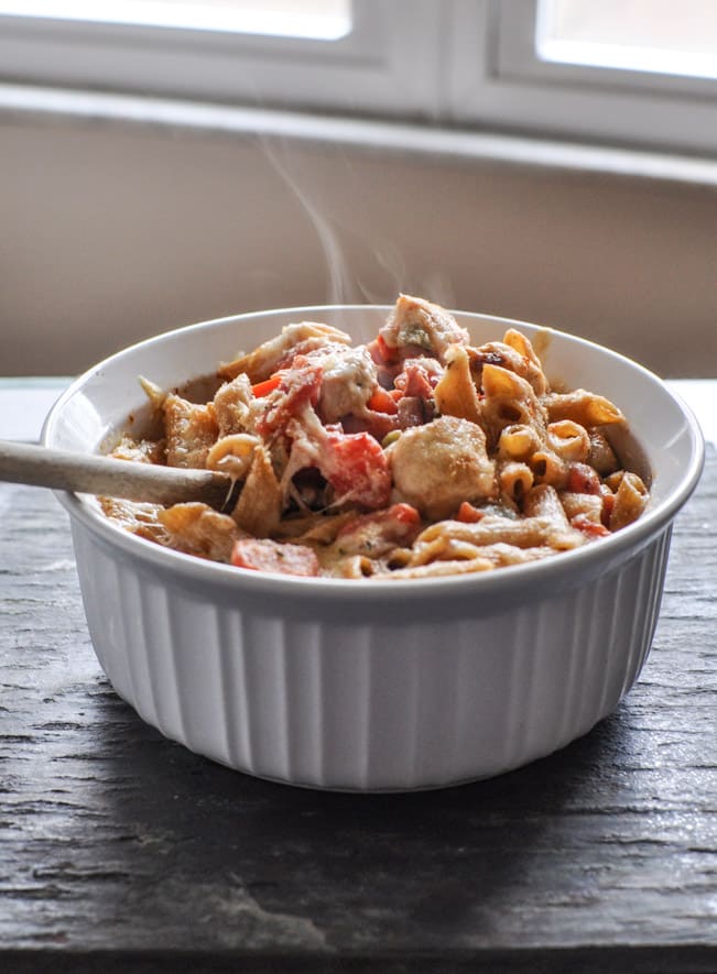 Super Easy Creamy Tomato and Chicken Baked Penne I howsweeteats.com Super Easy Creamy Tomato and Chicken Baked Penne I howsweeteats.com