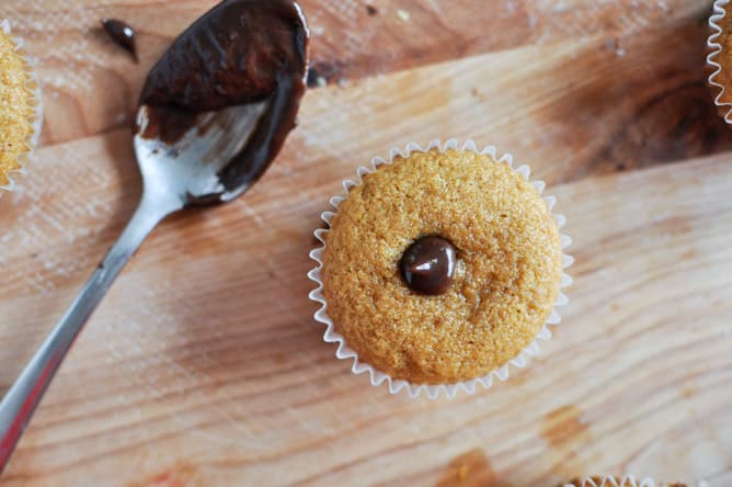 Pumpkin S'mores Cupcakes I howsweeteats.com Pumpkin S'mores Cupcakes I howsweeteats.com