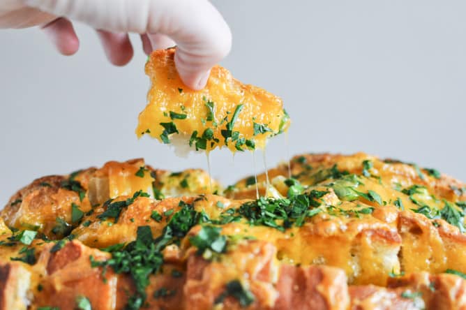 Cheddar Tailgating Bread I howsweeteats.com Cheddar Tailgating Bread I howsweeteats.com