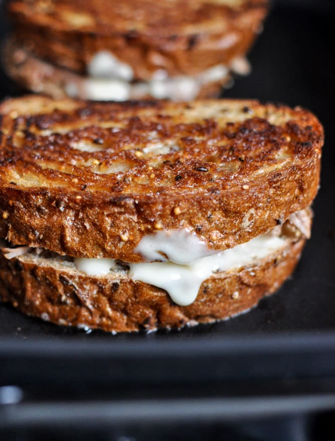 Crockpot Pulled Pork + Beer Cheese Grilled Cheese Sandwiches I howsweeteats.com Crockpot Pulled Pork + Beer Cheese Grilled Cheese Sandwiches I howsweeteats.com