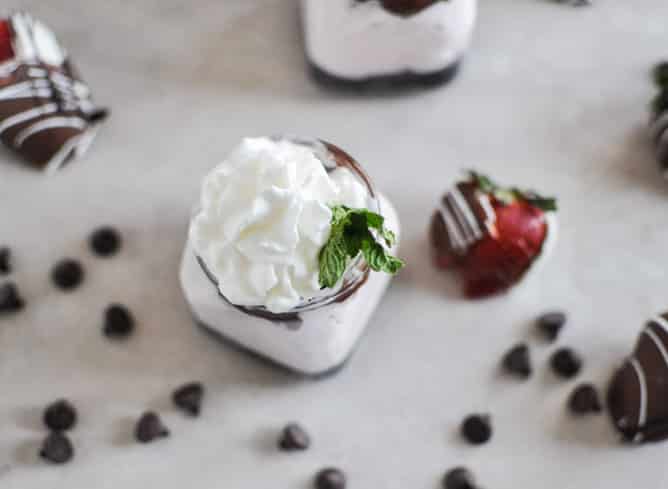 No-Bake Chocolate Covered Strawberry Cheesecakes I howsweeteats.com No-Bake Chocolate Covered Strawberry Cheesecakes I howsweeteats.com