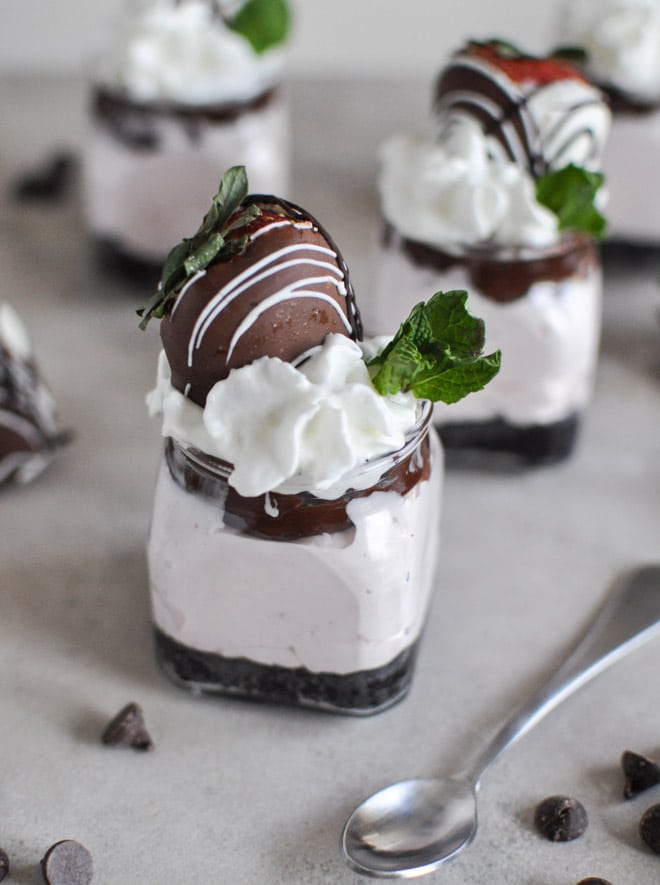 No-Bake Chocolate Covered Strawberry Cheesecakes I howsweeteats.com No-Bake Chocolate Covered Strawberry Cheesecakes I howsweeteats.com