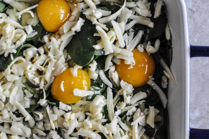 Fontina and Spinach Baked Eggs with Garlic Brown Butter Breadcrumbs I howsweeteats.com Fontina and Spinach Baked Eggs with Garlic Brown Butter Breadcrumbs I howsweeteats.com