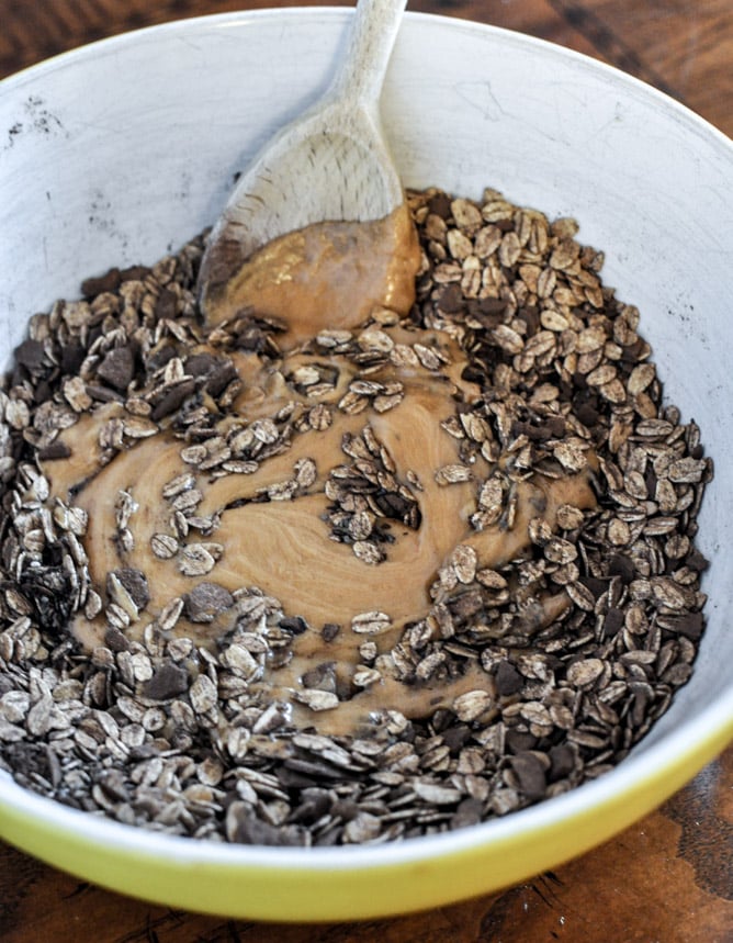 No-Bake Double Chocolate Peanut Butter Snack Bites I howsweeteats.com No-Bake Double Chocolate Peanut Butter Snack Bites I howsweeteats.com