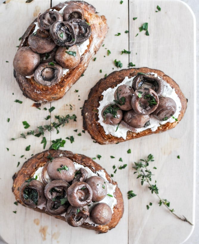 Red Wine Roasted Mushrooms on Goat Cheese Garlic Toasts I howsweeteats.com Red Wine Roasted Mushrooms on Goat Cheese Garlic Toasts I howsweeteats.com