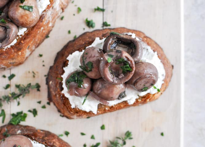 Red Wine Roasted Mushrooms on Goat Cheese Garlic Toasts I howsweeteats.com Red Wine Roasted Mushrooms on Goat Cheese Garlic Toasts I howsweeteats.com