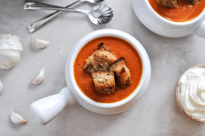Creamy Tomato Soup with Brown Butter Garlic Croutons I howsweeteats.com Creamy Tomato Soup with Brown Butter Garlic Croutons I howsweeteats.com