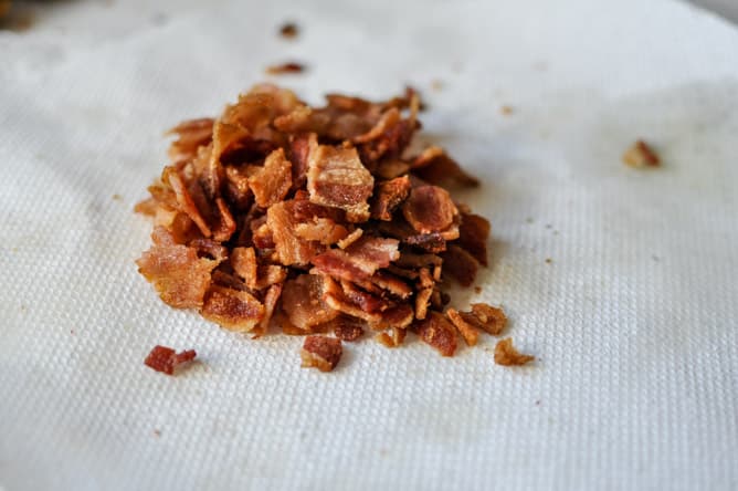 Crispy Avocado BLT Salad I howsweeteats.com Crispy Avocado BLT Salad I howsweeteats.com