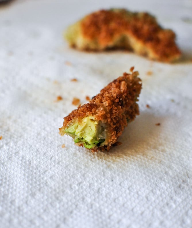 Crispy Avocado BLT Salad I howsweeteats.com Crispy Avocado BLT Salad I howsweeteats.com