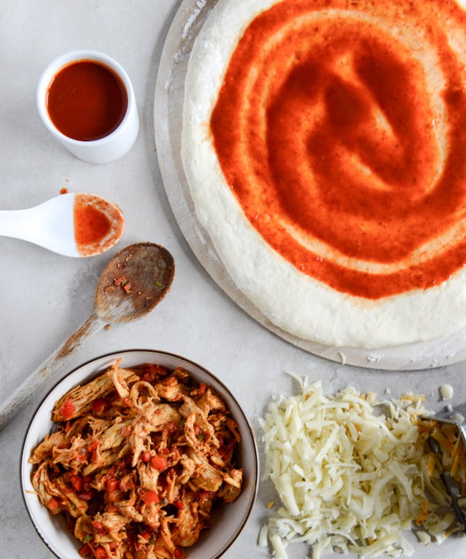 Chicken Enchilada Pizza I howsweeteats.com Chicken Enchilada Pizza I howsweeteats.com