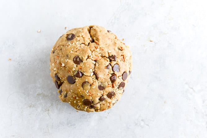 Peanut Butter Pretzel Chocolate Chip Cookie Bites I howsweeteats.com Peanut Butter Pretzel Chocolate Chip Cookie Bites I howsweeteats.com