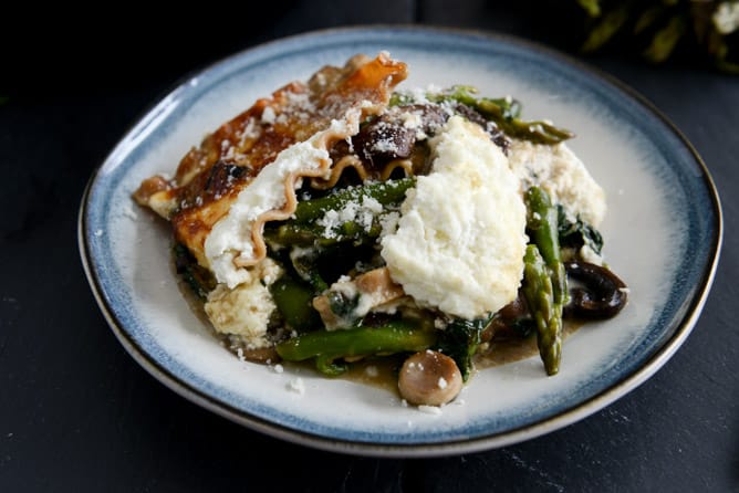 Springtime Veggie Skillet Lasagna I howsweeteats.com Springtime Veggie Skillet Lasagna I howsweeteats.com