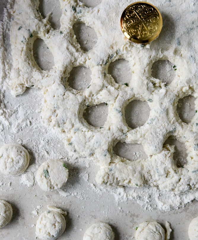 Mini Cream Cheese + Chive Biscuits I howsweeteats.com Mini Cream Cheese + Chive Biscuits I howsweeteats.com