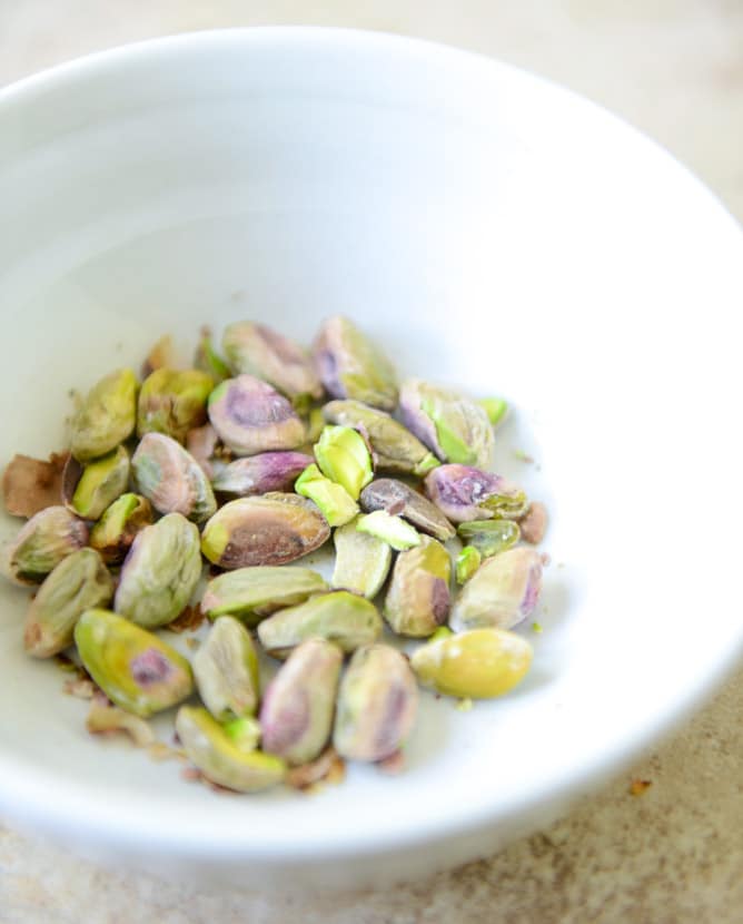 Pistachio Pesto Chicken with Whole Wheat Spaghetti I howsweeteats.com Pistachio Pesto Chicken with Whole Wheat Spaghetti I howsweeteats.com