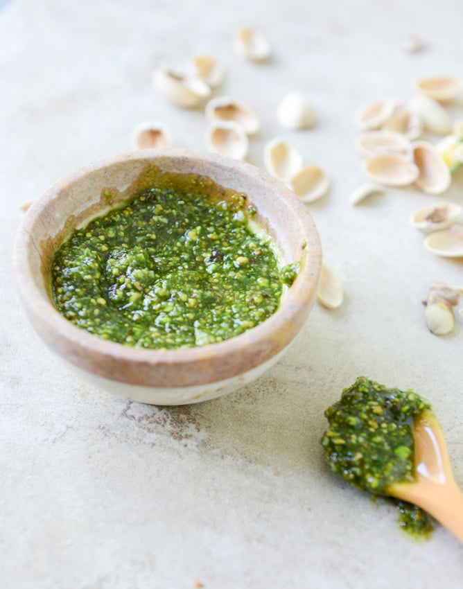 Pistachio Pesto Chicken with Whole Wheat Spaghetti I howsweeteats.com Pistachio Pesto Chicken with Whole Wheat Spaghetti I howsweeteats.com