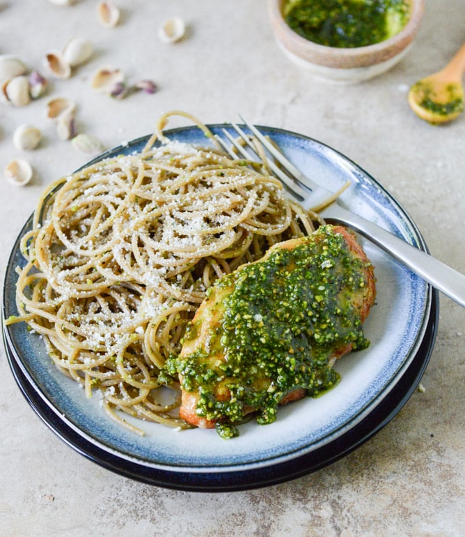 Pistachio Pesto Chicken with Whole Wheat Spaghetti I howsweeteats.com Pistachio Pesto Chicken with Whole Wheat Spaghetti I howsweeteats.com