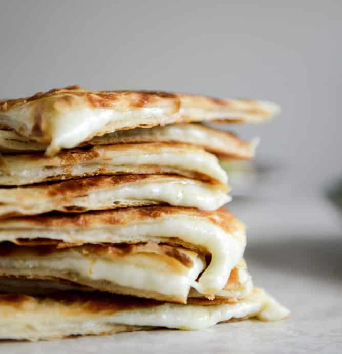 Chopped Chicken Taco Salads with Cheese Quesadilla Strips I howsweeteats.com Chopped Chicken Taco Salads with Cheese Quesadilla Strips I howsweeteats.com