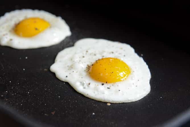 Breakfast Burgers with Maple Aioli I howsweeteats.com Breakfast Burgers with Maple Aioli I howsweeteats.com
